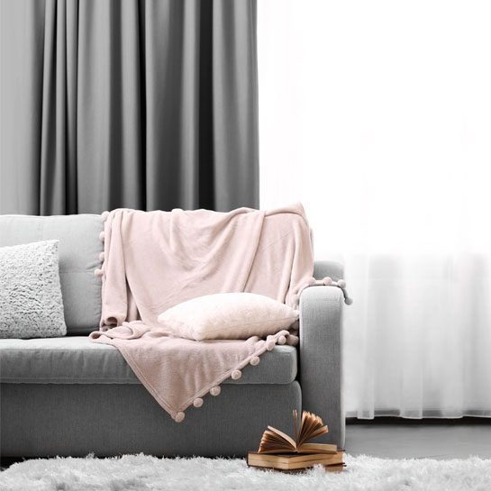 Cortina Ivon para salón o dormitorio con anillas en color gris plata. Color  Gris perla